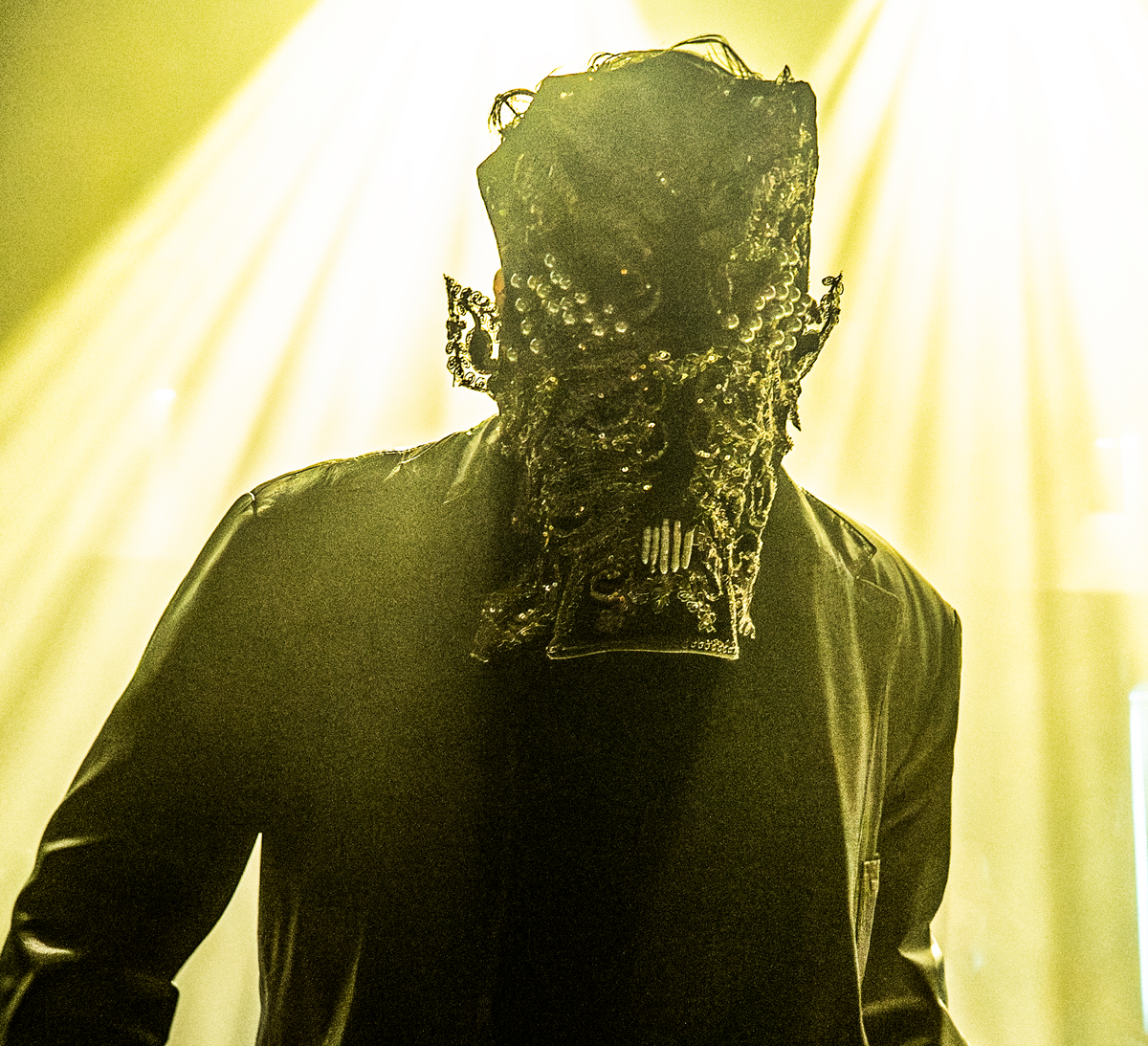 Siyah & Altın Payet İşleme ve İnci Detaylı Maske – Maskeli Balo / Performans Maskesi